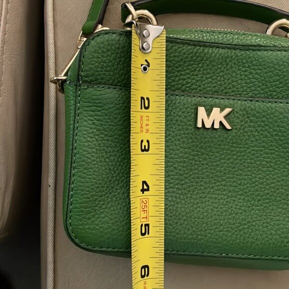 P526-NWOT Michael Kors Green Pebble Flower Rivet Strap Crossbody - Picture 8 of 10